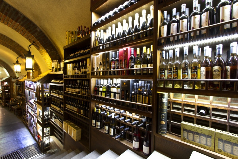 vitrine-GILETTE-min_world_street_travel_shop_canon_georgia_wine_bottles-429767